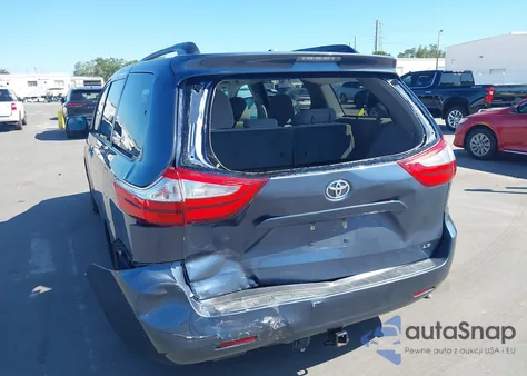 2015 Toyota Sienna Le 8 Passenger z USA, uszkodzony, nr VIN 5TDKK3DC8FS570553